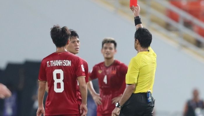 Tẩy thẻ có phải là hành vi vi phạm luật bóng đá không?